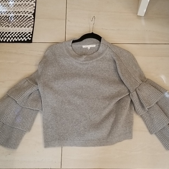 Endless Rose ruffle sweater - Picture 2 of 5